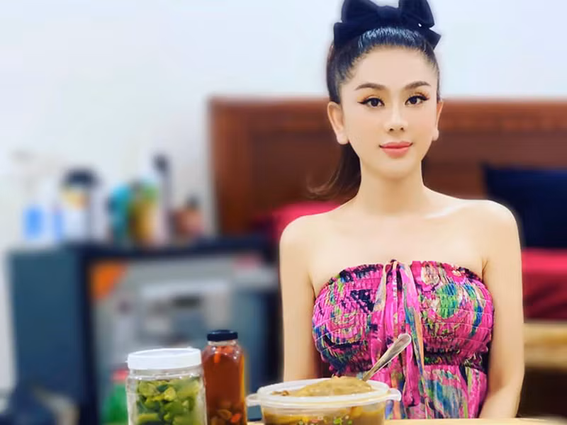 U50 Lam Khanh Chi khoe ve tre dep sau tai hop voi chong