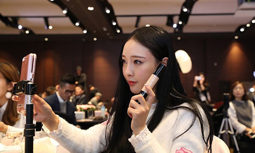 Bo nhi cua 'nguoi ke thua Jack Ma' kiem hon 1000 ty nho livestream quan ao