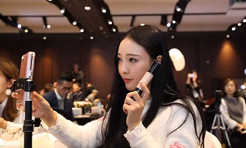 Bo nhi cua 'nguoi ke thua Jack Ma' kiem hon 1000 ty nho livestream quan ao