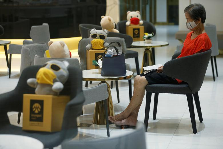 Một ngân hàng tại trung tâm thủ đô Bangkok (Thái Lan) sắp xếp gấu bông đeo khẩu trang lên ghế để nhắc nhở khách hàng chỉ được sử dụng những chiếc ghế trống. Ảnh: Reuters.