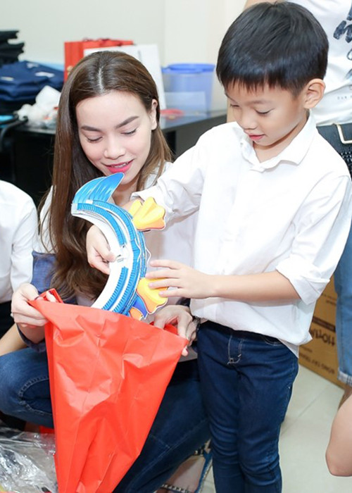 Hà Hồ luôn tạo điều kiện để Subeo đi làm từ thiện cùng mình để hai mẹ có thêm thời gian bên nhau, cũng như để dạy con về tình thương.