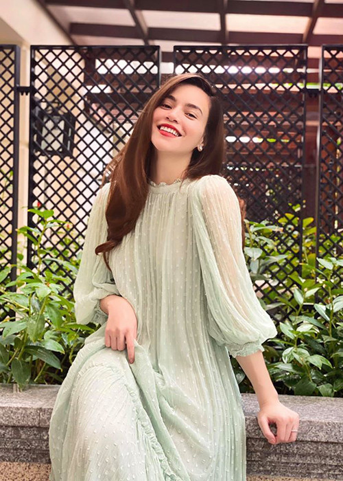 Gần đây, thông tin Hồ Ngọc Hà mang bầu đôi 3 tháng với Kim Lý rộ lên. Cách đây ít lâu, nữ ca sĩ từng chia sẻ: “Đẻ thêm đứa nữa, mệt nhưng vui”.