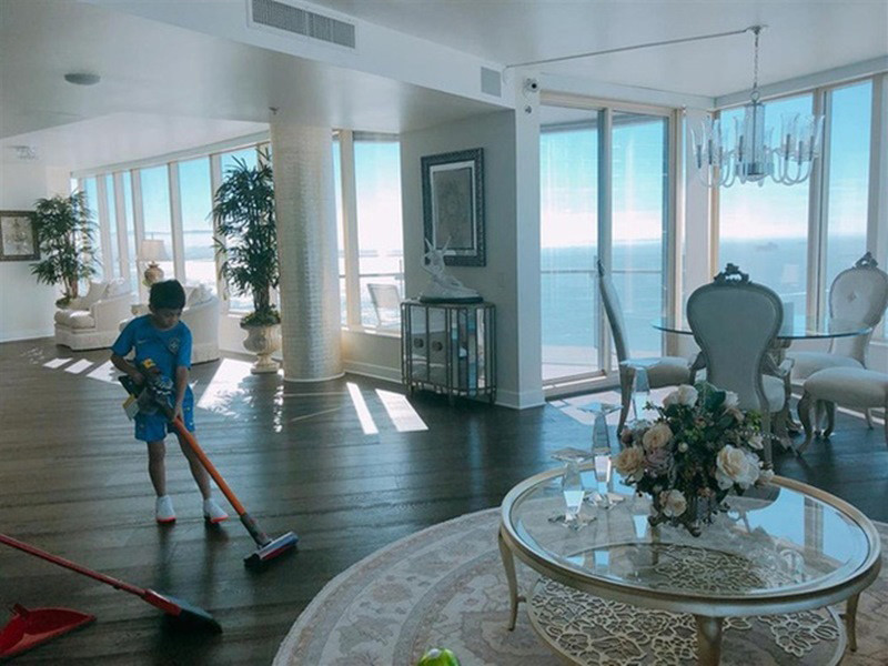 Hồ Ngọc Hà cưng chiều con trai nhưng cũng khá nghiêm khắc để con tự lập. Từ nhỏ, Subeo phụ mẹ làm những công việc dọn dẹp trong nhà, tự tay làm những công việc cá nhân.