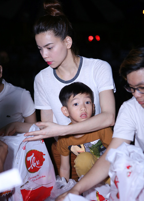 Đằng sau ánh hào quang sân khấu, “nữ hoàng giải trí” là một bà mẹ bình thường hết lòng yêu thương con trai đầu lòng. Ảnh: Zing