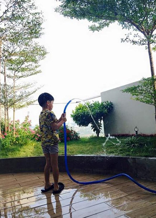 Nữ ca sĩ khẳng định, cô dạy dỗ con nghiêm khắc hơn so với bố và ông bà vì “không muốn con trở thành cái rốn vũ trụ”.