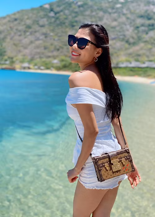 Bà mẹ một con vui vẻ tận hưởng chuyến du lịch với chồng.