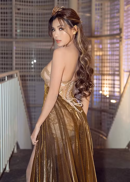 Bà xã của Lương Thế Thành tự tin diện trang phục gợi cảm.