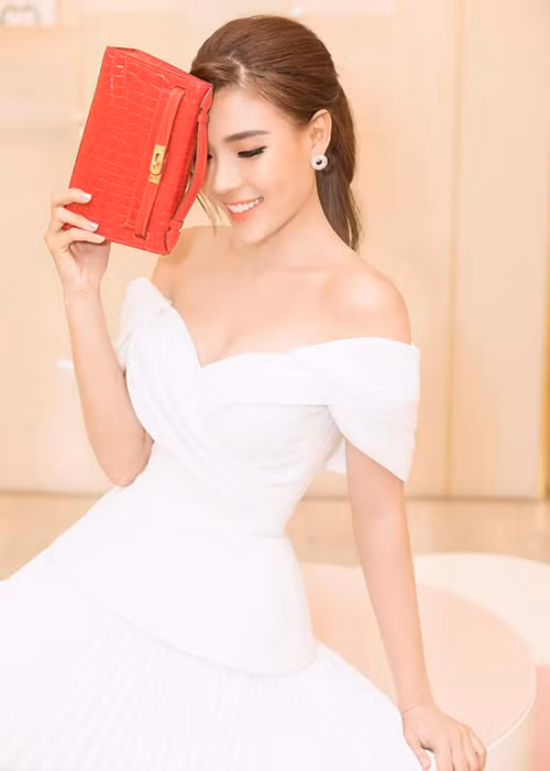 Sau nhiều tháng ở phim trường, Thúy Diễm đã về bên chồng con. Gần đây, cô được ông xã đưa đi du lịch để bù đắp vì dịp Valentine, ngày cưới, các dịp lễ cả hai phải xa nhau.