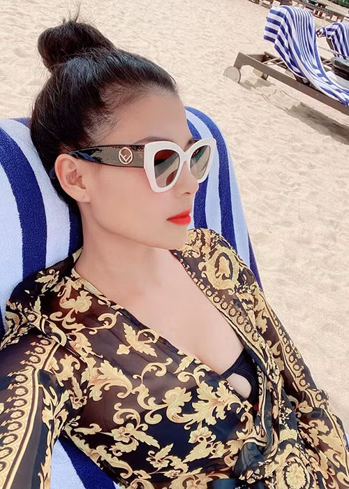 Với vòng một đầy đặn, Thúy Diễm càng đốt mắt cánh mày râu.