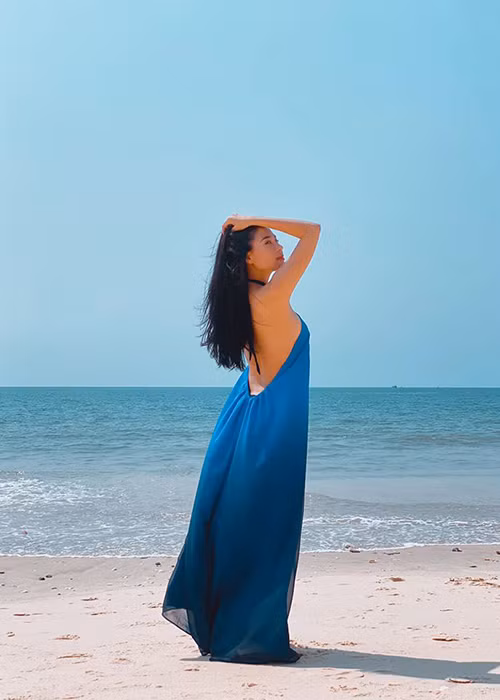 Nữ diễn viên khoe lưng trần gợi cảm trên biển.