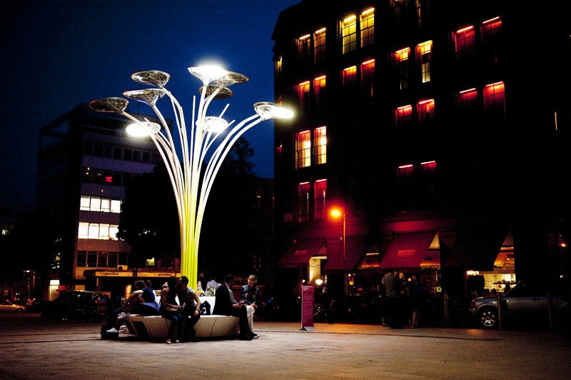 Chi phí lắp đặt cây năng lượng mặt trời có thể hơi cao so với lắp đặt tấm pin quang điện thông thường. Tuy nhiên, với những lợi thế trong việc tối ưu đất đai, không gian hay cơ sở vật chất - không phụ thuộc vào công trình hay một mặt đất rộng, nên cây năng lượng mặt trời vẫn là một giải pháp tốt.