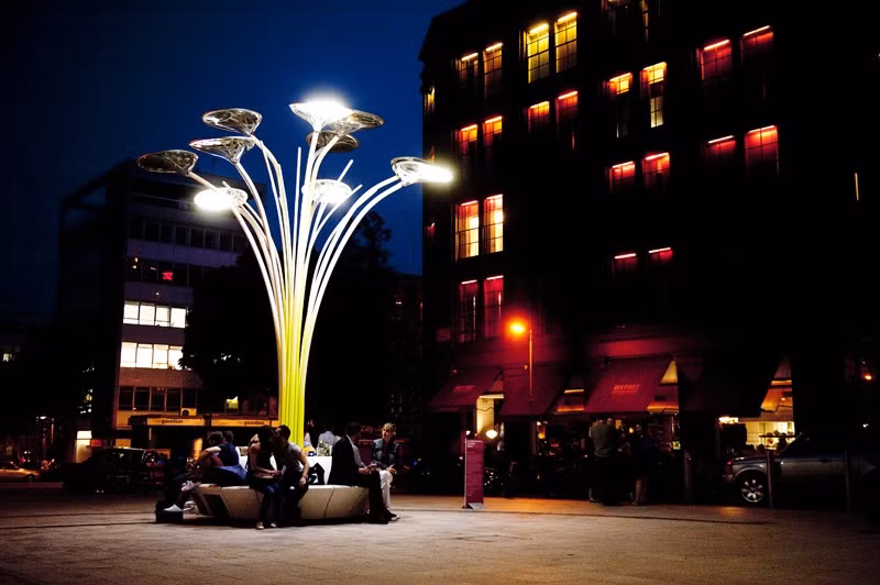 Chi phí lắp đặt cây năng lượng mặt trời có thể hơi cao so với lắp đặt tấm pin quang điện thông thường. Tuy nhiên, với những lợi thế trong việc tối ưu đất đai, không gian hay cơ sở vật chất - không phụ thuộc vào công trình hay một mặt đất rộng, nên cây năng lượng mặt trời vẫn là một giải pháp tốt.