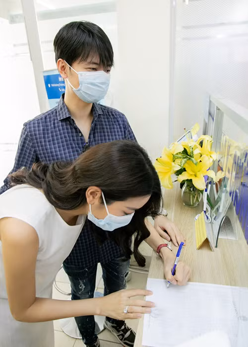 Mới đây, Á hậu Thúy Vân đăng ký kết hôn sau 2 năm hẹn hò doanh nhân Nhật Vũ. Ảnh: Tổ quốc