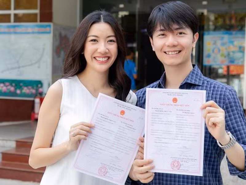 Cặp đôi hạnh phúc khoe giấy đăng ký kết hôn.