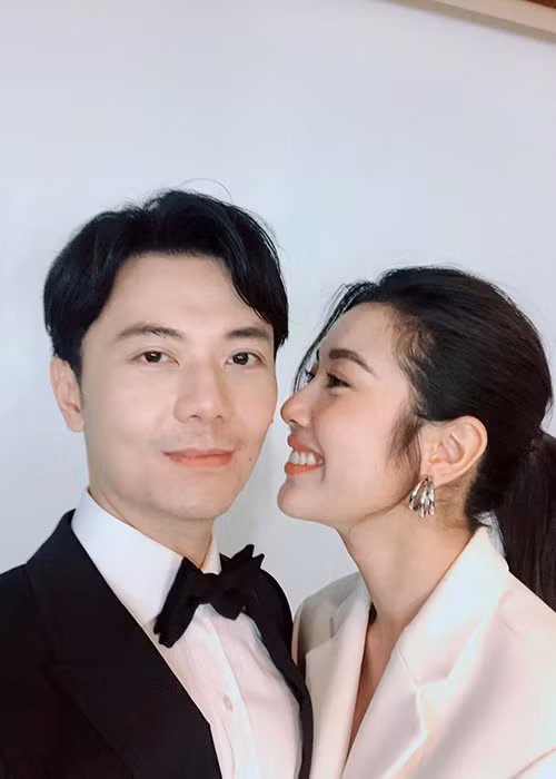 Nàng á hậu thừa nhận khi gặp Nhật Vũ lần đầu tiên, cô đã nghĩ rằng người đàn ông này nhất định sẽ là chồng của cô. Thúy Vân còn chia sẻ, kỷ niệm đẹp nhất khiến Nhật Vũ chiếm được trái tim cô chính là hành trình vượt hàng chục km để mang 4 cây kem.