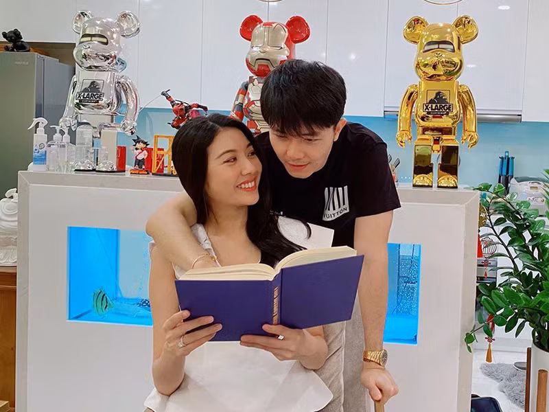 Chồng của Thúy Vân được khen trẻ trung, phong độ ở tuổi 37.