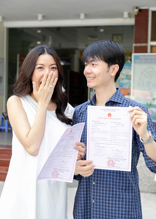 Thúy Vân chia sẻ: "Đây là ngày trọng đại. Từ giờ, Vân chính thức là người đã có gia đình. Vân thấy mình có trách nhiệm hơn, yêu chồng nhiều hơn khi cầm tờ hôn thú trên tay".