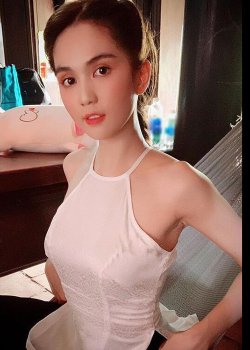 Không những vậy, đôi xương quai xanh của cô trở nên gồ cao cùng cánh tay khẳng khiu.