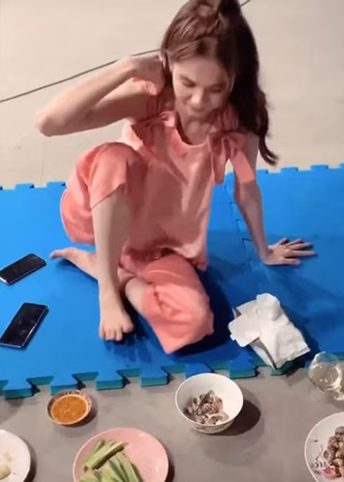 Ngọc Trinh lộ vòng một lép, chân tay gầy guộc.