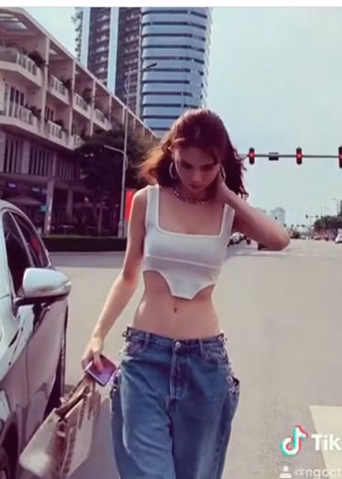 Dù bị chê gầy, Ngọc Trinh vẫn thường xuyên diện đồ gợi cảm.