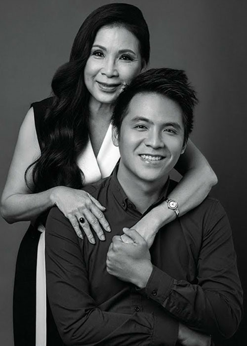 Năm 1984, vợ chồng Kim Xuân quyết định có con. Theo An ninh Thế giới, Huy Luân - cậu con trai duy nhất của cặp đôi sinh non nửa tháng vì bị nhau thai quấn cổ, bác sĩ bảo phải đợi thêm 5 năm sau cô mới mang bầu lại được. Rồi công việc, cuộc sống cuốn đi khiến nghệ sĩ Kim Xuân không nghĩ đến chuyện có thêm con nữa. Ảnh: Vietnamnet