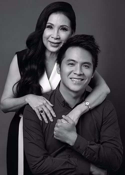 Năm 1984, vợ chồng Kim Xuân quyết định có con. Theo An ninh Thế giới, Huy Luân - cậu con trai duy nhất của cặp đôi sinh non nửa tháng vì bị nhau thai quấn cổ, bác sĩ bảo phải đợi thêm 5 năm sau cô mới mang bầu lại được. Rồi công việc, cuộc sống cuốn đi khiến nghệ sĩ Kim Xuân không nghĩ đến chuyện có thêm con nữa. Ảnh: Vietnamnet