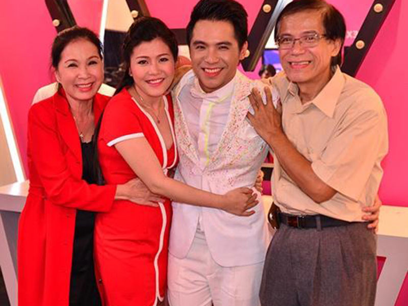 Nghệ sĩ Kim Xuân may mắn khi ông xã hiểu công việc của vợ. “Anh quan niệm nghề của tôi cũng bình thường như bao nghề khác. Nhưng anh cũng rất hiểu nỗi nhọc nhằn và biết cảm thông với vợ. Anh luôn chú ý giữ bầu không khí trong nhà yên tĩnh mỗi khi tôi đi quay về”, cô chia sẻ. Ảnh: An ninh thế giới