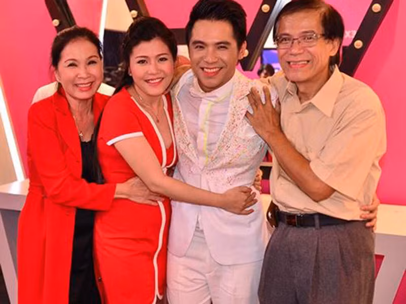 Nghệ sĩ Kim Xuân may mắn khi ông xã hiểu công việc của vợ. “Anh quan niệm nghề của tôi cũng bình thường như bao nghề khác. Nhưng anh cũng rất hiểu nỗi nhọc nhằn và biết cảm thông với vợ. Anh luôn chú ý giữ bầu không khí trong nhà yên tĩnh mỗi khi tôi đi quay về”, cô chia sẻ. Ảnh: An ninh thế giới