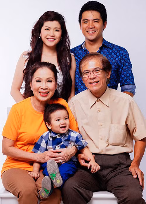 Trả lời phỏng vấn Khám phá, nữ nghệ sĩ cho biết thêm, chồng cô không chỉ hiểu công việc của vợ mà còn chung thủy, cũng như không bao giờ “ca” vợ mình lên tận mây xanh. Ảnh: Thế giới trẻ