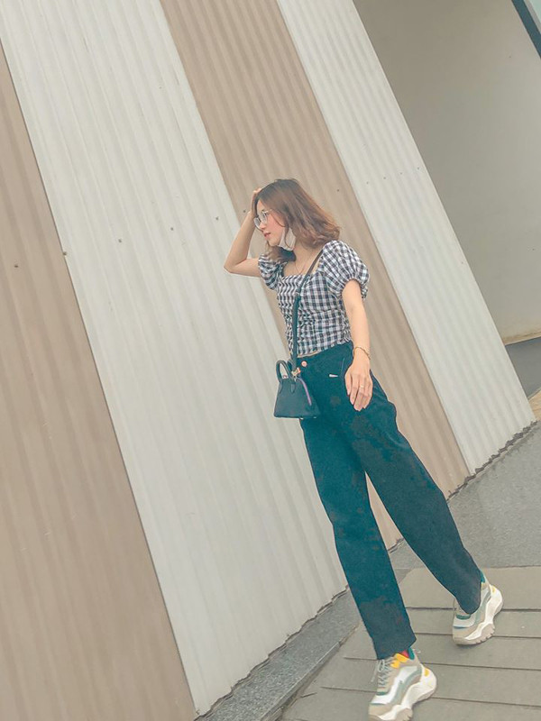 Ngoài trang phục công sở, áo dài mặc thường ngày khi đến lớp, Thảo Hương cũng chăm chút vẻ bề ngoài và lựa chọn những bộ đồ trẻ trung, năng động mà vẫn cá tính, toát lên ‘thần thái’ riêng. Cũng bởi điều này mà cô nàng cho hay tương lai sẽ cố gắng mở thêm nhiều cửa hàng thời trang cho mẹ và bé. Bên cạnh đó, nếu có cơ hội được tham gia nghệ thuật, cô sẽ sẵn sàng thử sức bản thân.