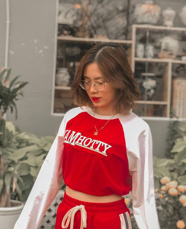 Không chỉ là cô trò trên lớp mà Thảo Hương còn cảm thấy mình như là người bạn thân thiết với các em học sinh. Ngoài giờ học, cô cũng thường xuyên nhắn tin trao đổi, tâm sự, cho các em lời khuyên. Thậm chí, Thảo Hương còn cùng học sinh quay những clip tiktok hài hước để đăng tải lên mạng. “Trước mình chỉ quay tiktok một mình, chia sẻ về các mẹo chụp ảnh đẹp hay cách phối đồ xinh thôi. Nhưng đi dạy, gặp các em học sinh đáng yêu nên cô trò nổi hứng quay cùng nhau luôn. Và rất vui là các em đều hợp tác và “lầy lội” nên các video cũng nhận được hiệu ứng tích cực’. Thật khó tin khi cô giáo trẻ này sở hữu nhiều clip tiktok thu hút lượt xem ‘khủng’, có clip đạt hơn 6 triệu view.