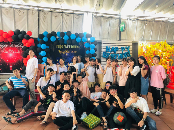 Chia sẻ về cơ duyên đến với nghề cầm phấn, Thảo Hương bộc bạch: “Vì gia đình mình có truyền thống nghề giáo nên từ nhỏ mình đã được bố mẹ định hướng cho theo làm giáo viên rồi. Khi là sinh viên, đi thực tập, được đứng trên bục giảng và tiếp xúc với nhiều học sinh đáng yêu, mình càng thấy thích thú và có thêm động lực để theo đuổi, gắn bó với nghề giáo’.