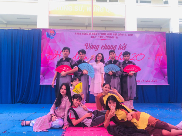 Thảo Hương cũng không ngần ngại bật mí, trước khi theo học sư phạm, cô từng có ước mơ được theo đuổi nghệ thuật. Trong những năm tháng tươi đẹp của thời sinh viên, Thảo Hương cũng rất tích cực tham gia các hoạt động văn nghệ của trường, lớp. Cô từng đảm nhiệm việc phụ trách đội văn nghệ cho toàn khoa và lọt top tham dự chung kết cuộc thi nữ sinh thanh lịch của trường.