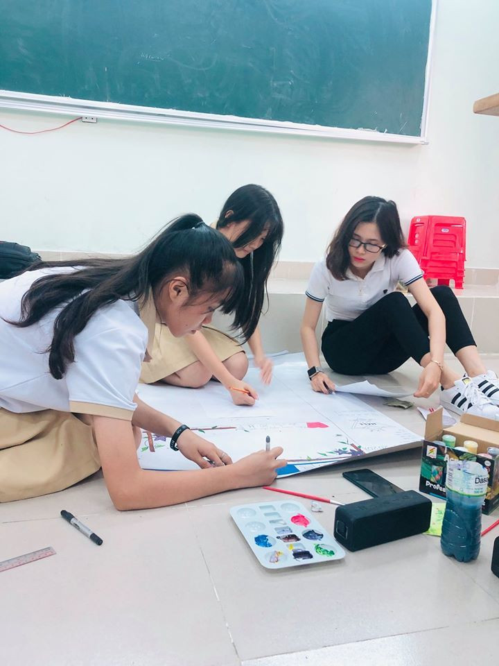 Nữ giáo viên trẻ chia sẻ, dù theo nghề giáo nhưng mỗi khi có cơ hội, cô vẫn cố gắng để được hòa mình vào đam mê nghệ thuật. ‘Ở trường cũng có nhiều hoạt động, nhất là vào những dịp đặc biệt nên mình hỗ trợ các em học sinh tập duyệt văn nghệ luôn. Mình có thể hát, múa, nhảy nên cũng giúp đỡ các em được chút ít kinh nghiệm’ – Thảo Hương nói.