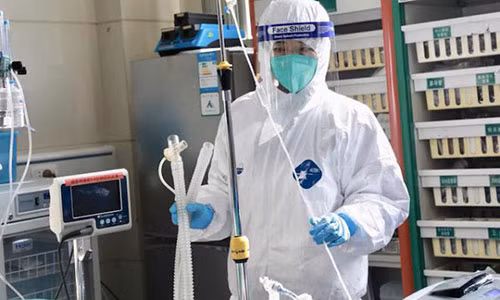 Phi cong nguoi Anh mac COVID-19 co bieu hien nhiem trung nhieu tang