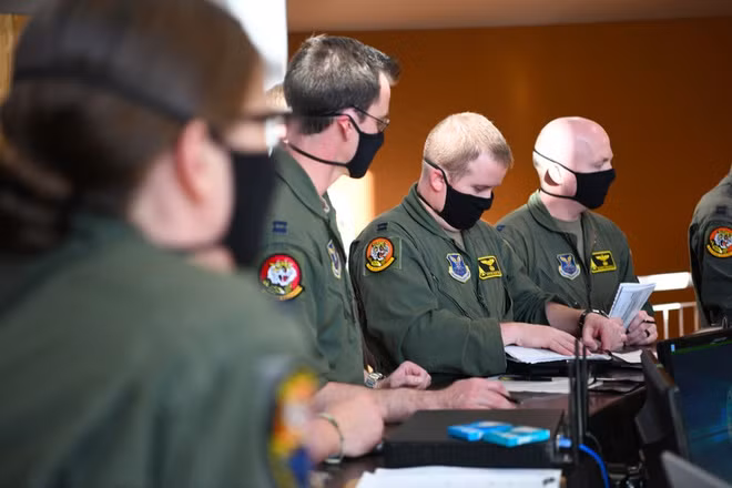 Các sĩ quan tại trung tâm chỉ huy ở căn cứ Ellsworth. Họ đeo khẩu trang trong quá trình làm nhiệm vụ để phòng ngừa lây nhiễm Covid-19. Với bộ 3 máy bay ném bom chiến lược tầm xa B-52, B-1B và B-2, Lầu Năm Góc có thể triển khai chúng ở bất cứ đâu.