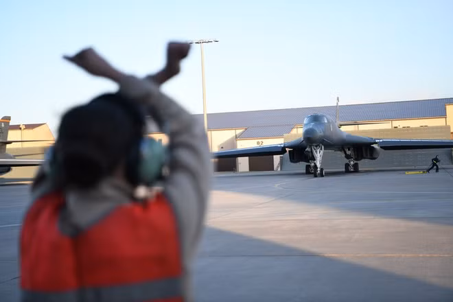 Không quân Mỹ tiếp tục chứng minh khả năng làm nhiệm vụ xuyên lục địa, với việc điều động máy bay ném bom chiến lược B-1B Lancer bay thẳng từ Mỹ đến châu Á để tuần tra trên Biển Đông.