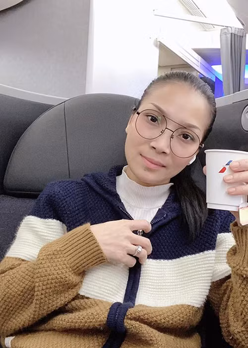 Khi ít son phấn, giọng ca "Mắt nai cha cha cha" vẫn được khen ngợi tươi tắn.