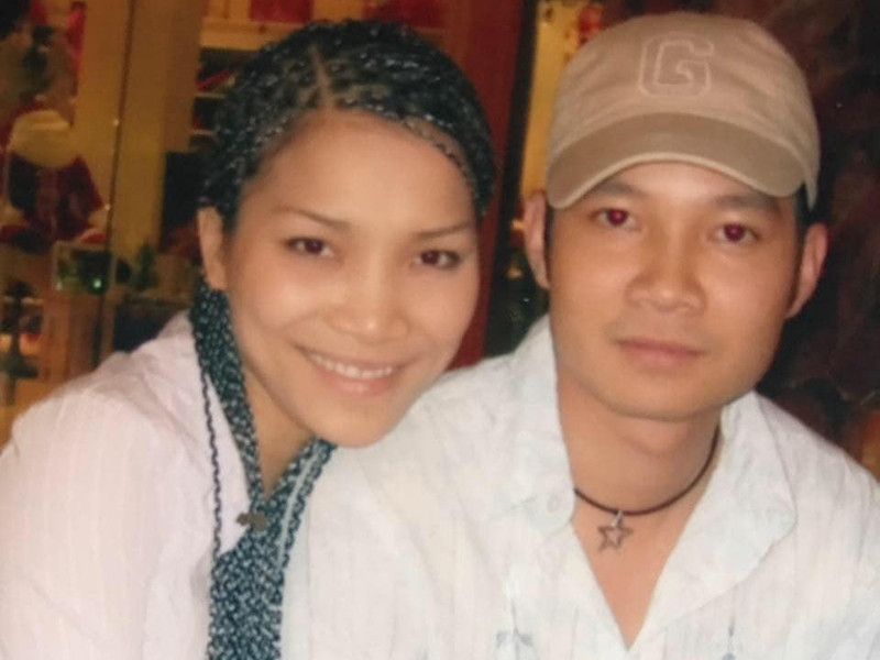 Vẻ ngoài mạnh mẽ của Hồng Ngọc bên ông bầu Thomas Tâm năm 2004.