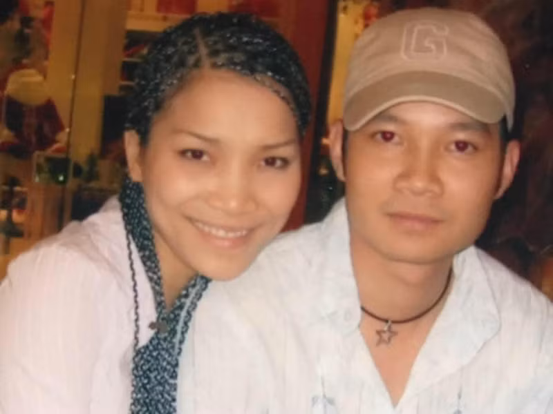 Vẻ ngoài mạnh mẽ của Hồng Ngọc bên ông bầu Thomas Tâm năm 2004.