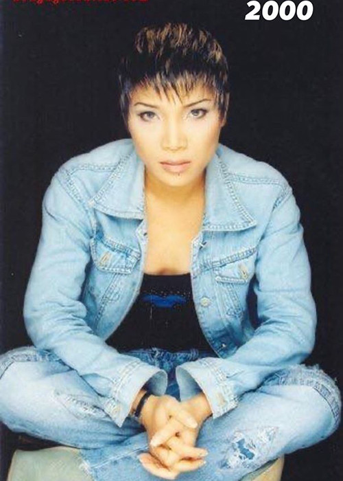 Hồng Ngọc sinh năm 1978. Hồi mới vào nghề, cô theo đuổi hình ảnh cá tính, bụi bặm.