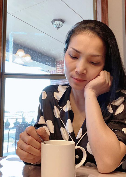 "Gần như cả xã hội đều cuồng app. Tôi cũng không ngoại lệ. Giờ tôi lại tập bỏ dần thói quen ảo ấy, phải biết chấp nhận thời gian bào mòn đi sự mịn màng của làm da, thay vào là vài nếp nhăn quen thuộc của riêng mình. Đó mới là chính mình. Để lỡ mọi người có gặp tôi bên ngoài cũng bớt bỡ ngỡ vì sự khác biệt. Và cuối cùng điều quan trọng vẫn là cách sống của bạn thế nào thôi. Rồi tôi lại tập cười nhiều hơn cho cuộc sống của mình", Hồng Ngọc tâm sự.