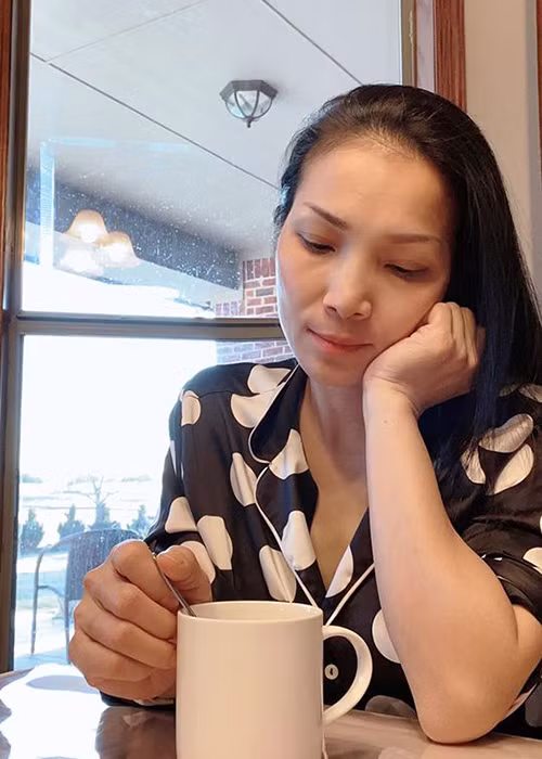 "Gần như cả xã hội đều cuồng app. Tôi cũng không ngoại lệ. Giờ tôi lại tập bỏ dần thói quen ảo ấy, phải biết chấp nhận thời gian bào mòn đi sự mịn màng của làm da, thay vào là vài nếp nhăn quen thuộc của riêng mình. Đó mới là chính mình. Để lỡ mọi người có gặp tôi bên ngoài cũng bớt bỡ ngỡ vì sự khác biệt. Và cuối cùng điều quan trọng vẫn là cách sống của bạn thế nào thôi. Rồi tôi lại tập cười nhiều hơn cho cuộc sống của mình", Hồng Ngọc tâm sự.