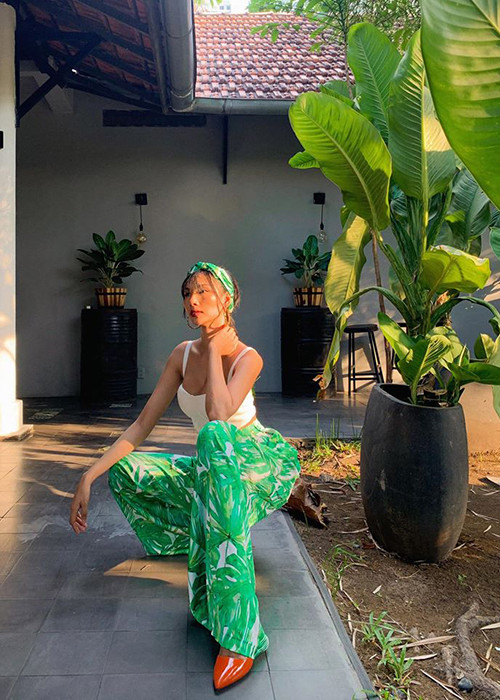 Dính tin đồn dao kéo vòng một, chân dài đến từ Thanh Hóa phản hồi rằng cô sẽ không trả lời về nghi vấn này, ai không tin cô cho kiểm tra.