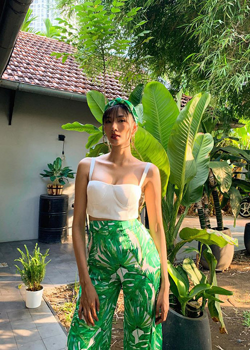 Tuy nhiên, một cư dân mạng cho rằng Hoàng Thùy sửa mũi, thấy không đẹp. "Thùy tự nhiên như trước đây đẹp hơn. Bạn càng chạy theo dao kéo, sẽ càng thất vọng", người này viết.