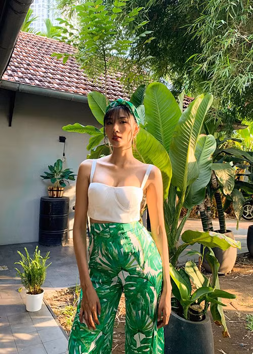 Tuy nhiên, một cư dân mạng cho rằng Hoàng Thùy sửa mũi, thấy không đẹp. "Thùy tự nhiên như trước đây đẹp hơn. Bạn càng chạy theo dao kéo, sẽ càng thất vọng", người này viết.