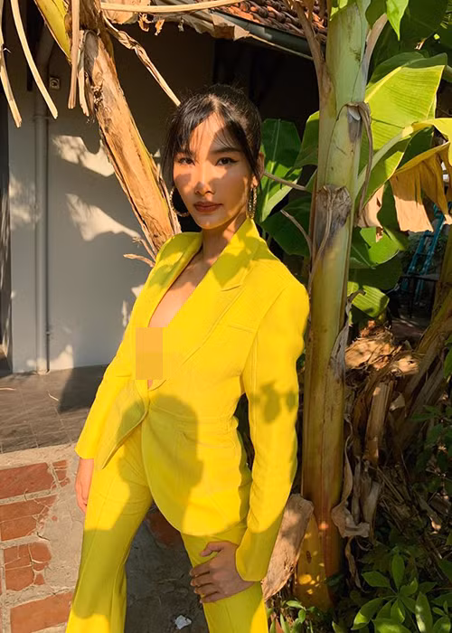 Không ít ý kiến cho rằng nàng á hậu quá khắt khe trong việc tuyển trợ lý.