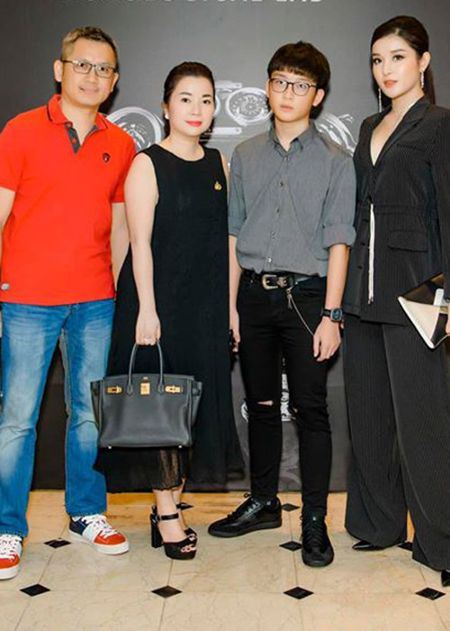 Sau khi trở nên nổi tiếng, Huyền My thường xuyên được bố mẹ hộ tống tham gia các sự kiện.