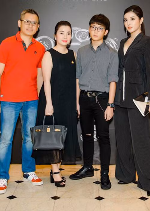 Sau khi trở nên nổi tiếng, Huyền My thường xuyên được bố mẹ hộ tống tham gia các sự kiện.