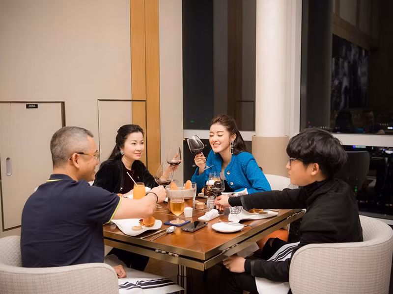 Gia đình Huyền My từng sống tại một căn biệt thự nhưng khá xa trung tâm Hà Nội nên bố mẹ á hậu chuyển đến một chung cư cao cấp tại thủ đô để thuận tiện cho công việc của con gái.